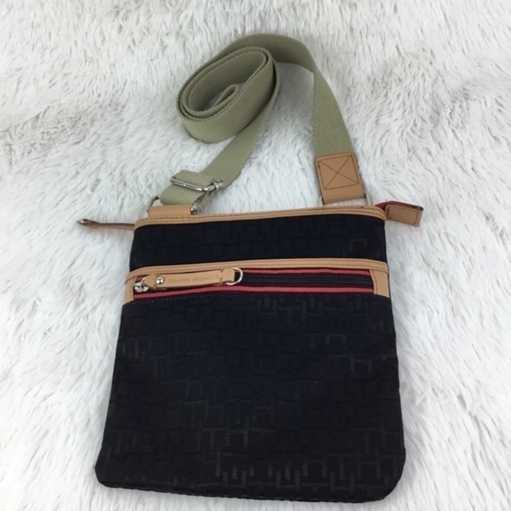 TOMMY HILFIGER Crossbody Purse. EUC.